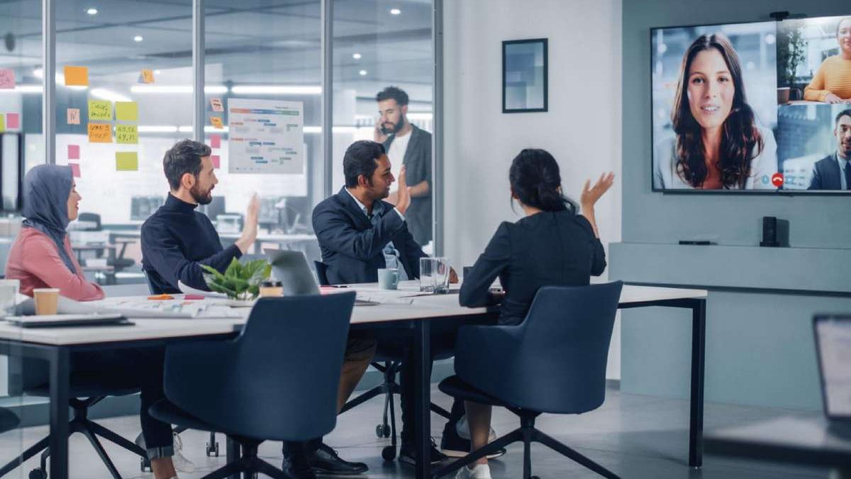 Hybrid Work and AI Take Center Stage: Navigating the Workplace