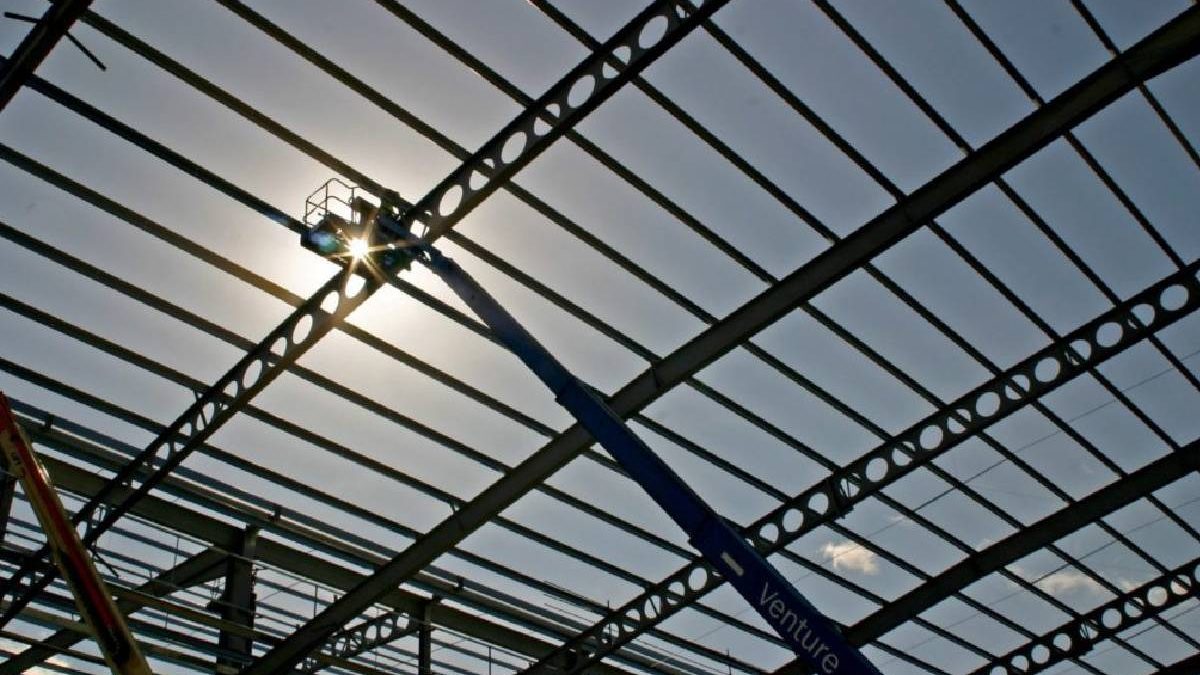 What Factors Determine the Spacing of Purlins in Roof Structures?