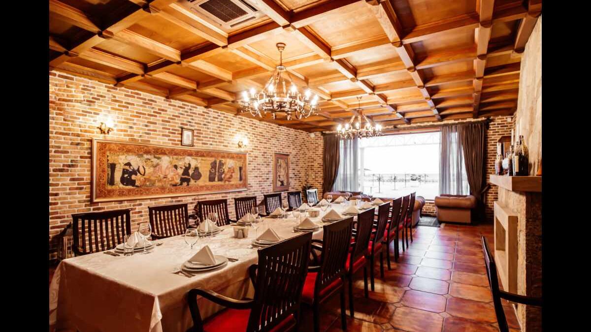 5 Styles For Decorating Your Restaurant With Wood Bar Stools