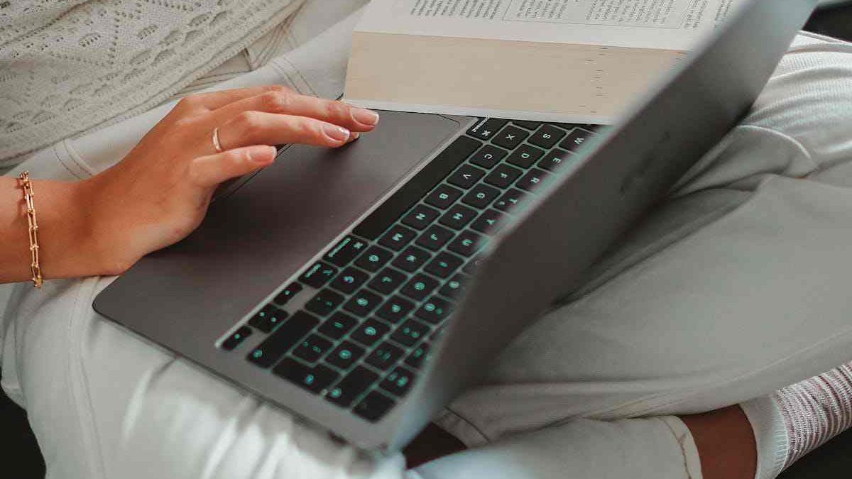 A Guide to Earning High Grades When Studying Online