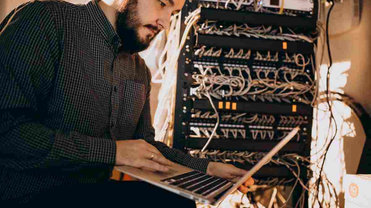 What is a Network Engineer? – Definition, Responsibilities and More
