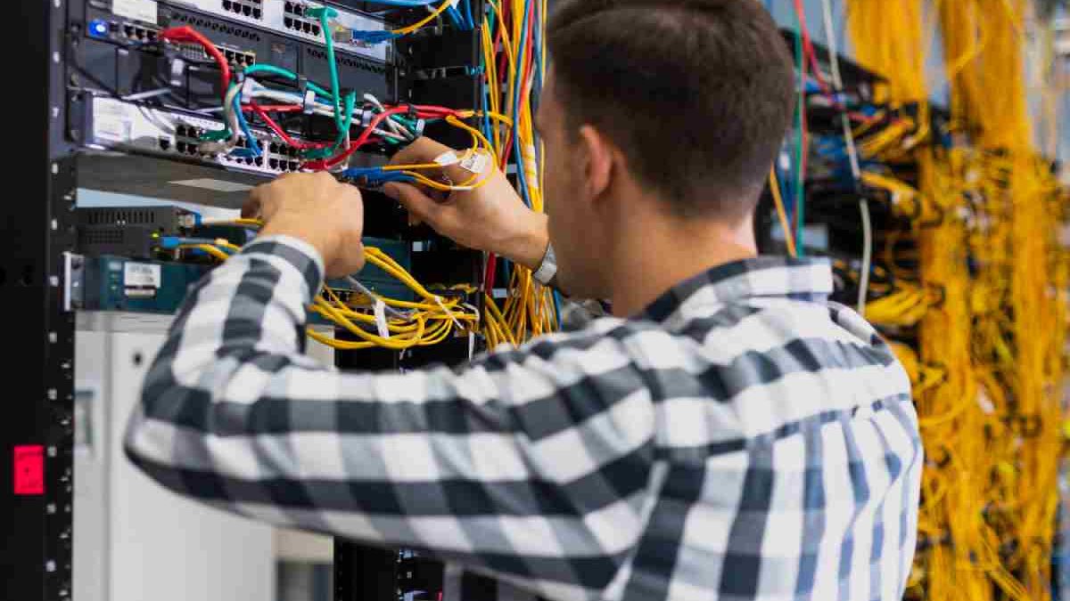 What is a Network Technician? – Definition, Functions and More