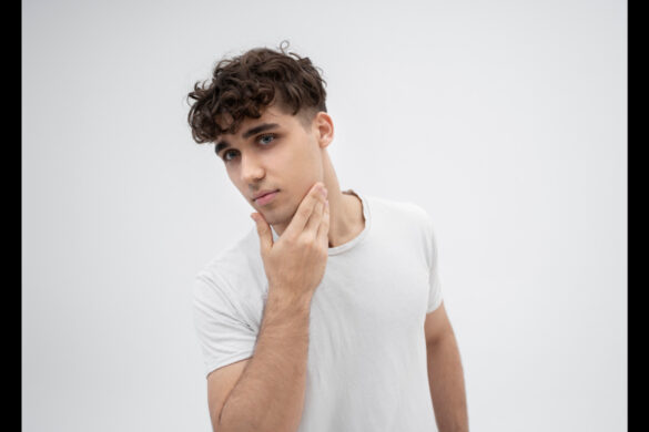 How to Shape Your Jawline to Look Younger and More Elegant