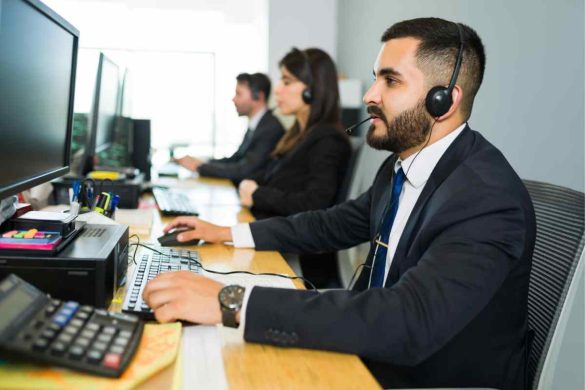 What is a Service Desk Analyst? - Definition, Objectives and More