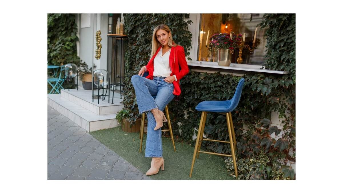Effortless Chic: How Designer Jeans for Women Elevate Outdoor Drinks & Casual Outings